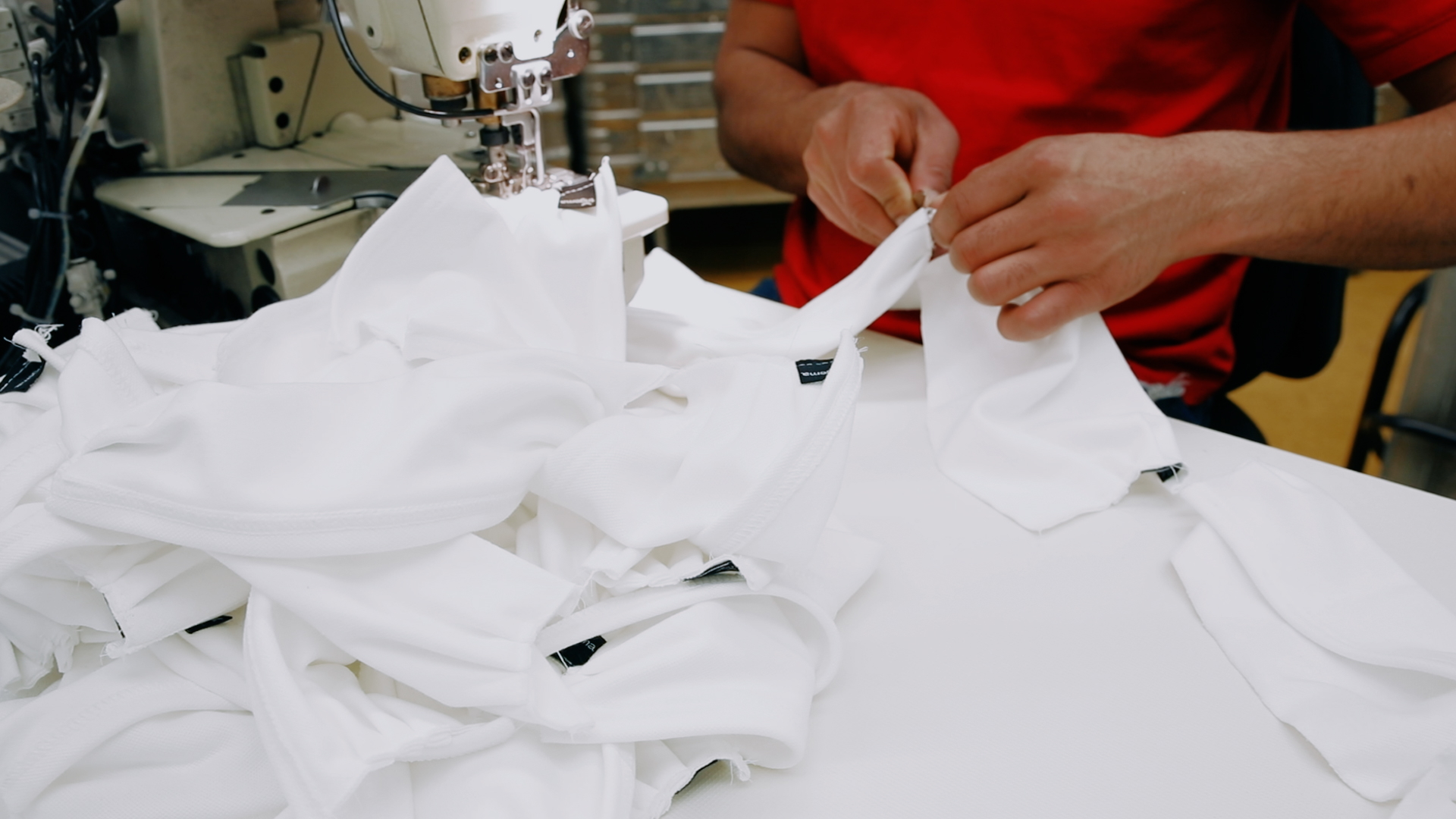 Mundschutz-Masken werden beim Bekleidungshersteller Trigema in einem Produktionssaal hergestellt. | Bildquelle: dpa