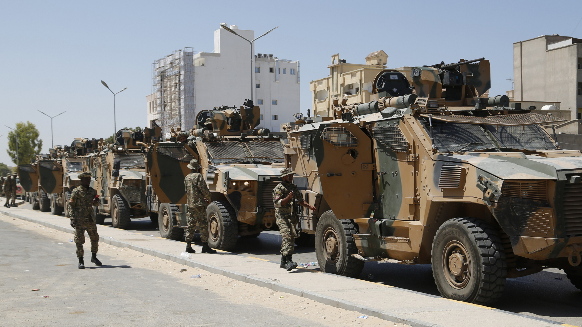 Libysche Streitkräfte sind in der Hauptstadt Tripolis nach schweren Zusammenstößen im Einsatz. | dpa