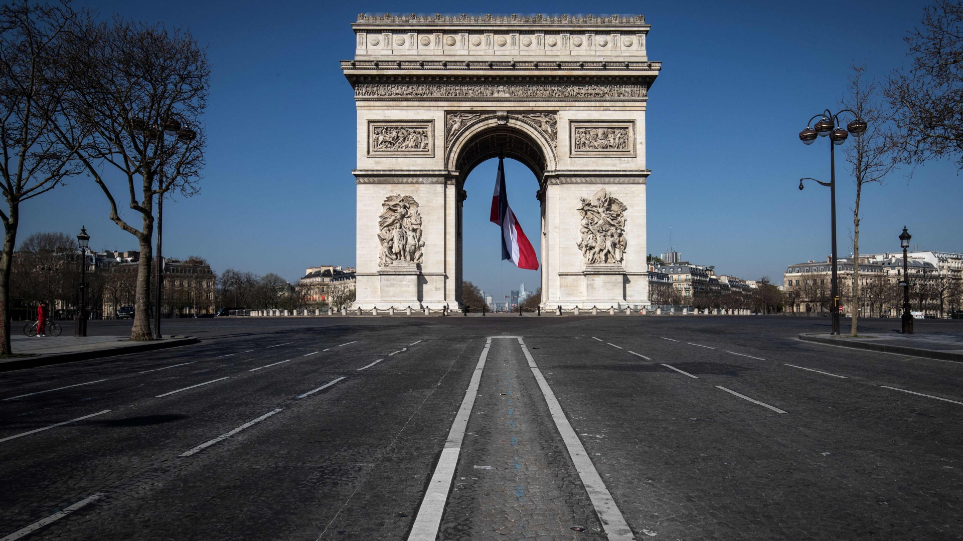 Die Straße vor dem Pariser Triumphbogen ist leer während der Corona-Pandemie. | AFP