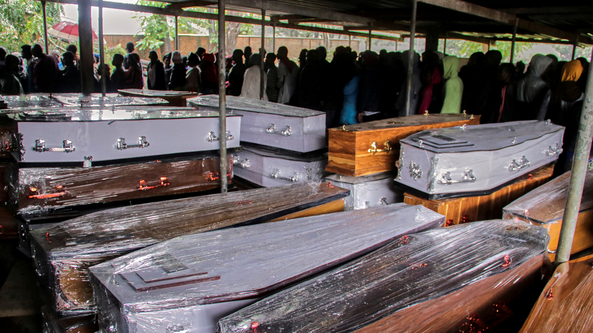 Angehörige identifizieren nach dem Tropensturm "Freddy" in einer Leichenhalle in Malawi ihre Familienmitglieder. | REUTERS