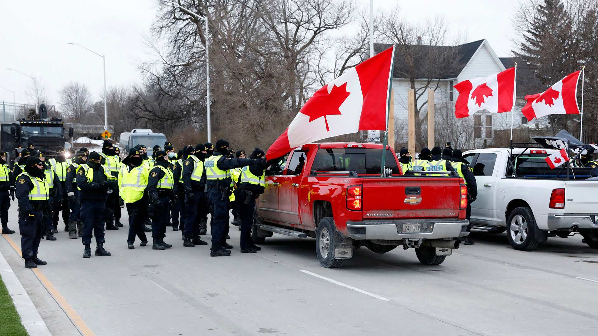 Die Polizei umstellt einen Pickup nahe der "Ambassador Bridge", Windsor/Kanada. | AFP