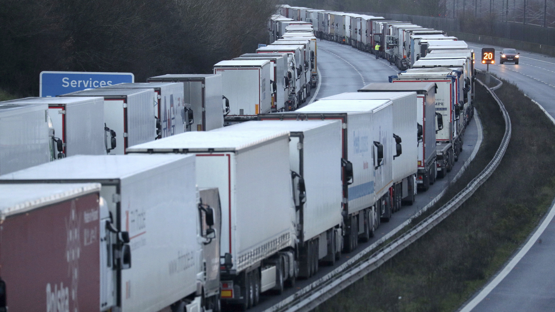Lastwagen stehen in langen Schlangen auf einer Autobahn in Südengland | AP