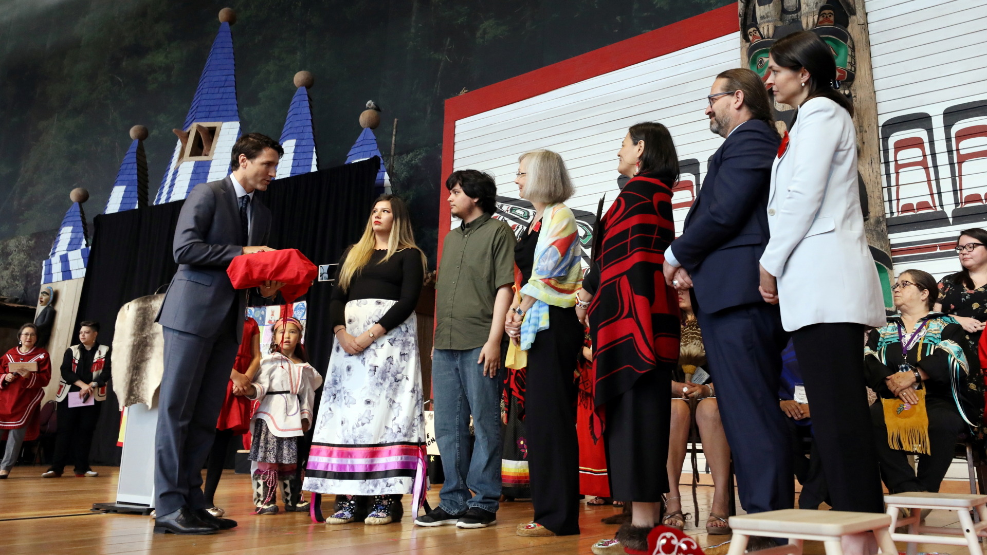 Kanadas Premier Trudeau (li.) mit Kommissionsmitgliedern | REUTERS