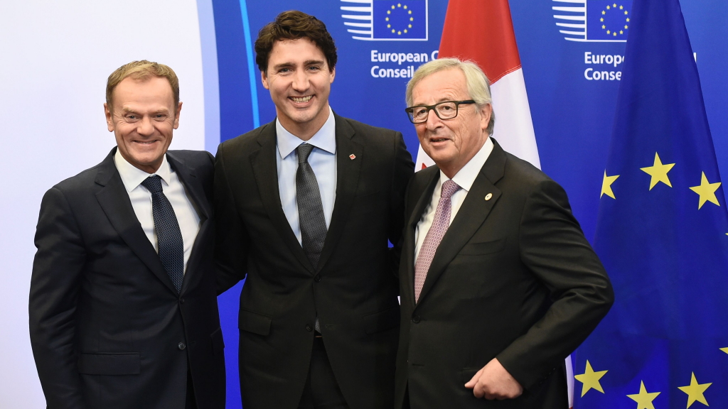 Die EU-Spitze um Ratspräsident Tusk und EU-Kommissionschef Juncker zusammen mit Kanadas Premier Trudeau (Mitte) nach der Unterzeichnung des CETA-Vertrags.
