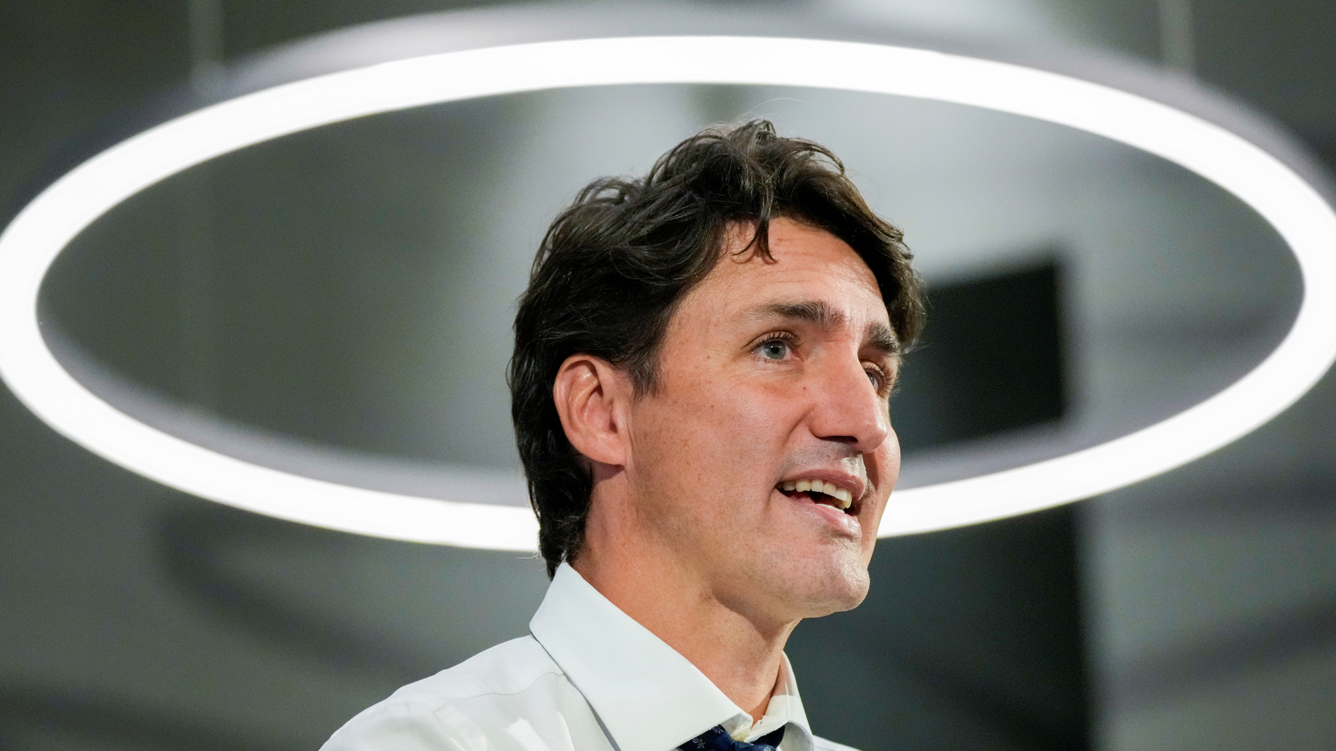 Kanadas Premier Trudeu steht während einem Wahlkampfauftritt in Markham unter einem Lichterkranz | REUTERS