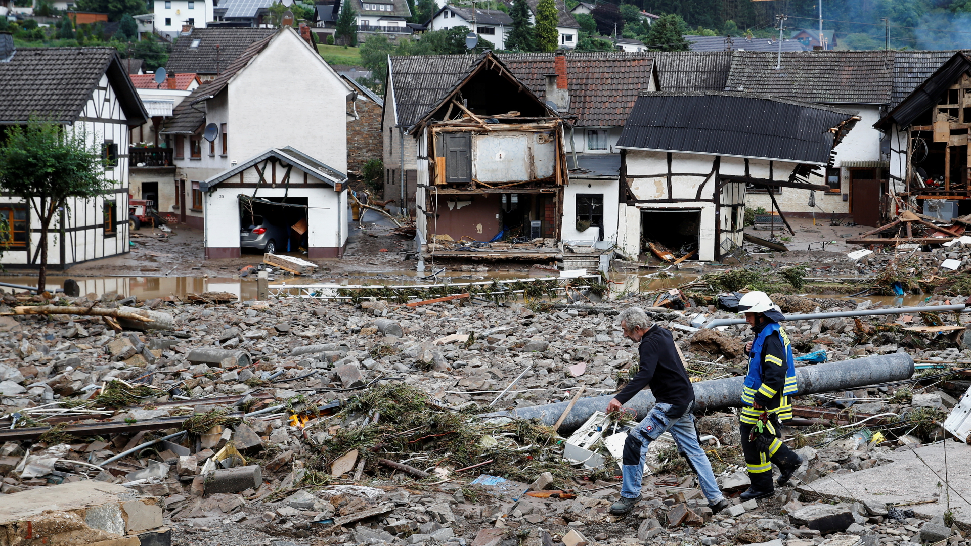 Menschen in dem vom Hochwasser zerstörten Ort Schuld  | REUTERS