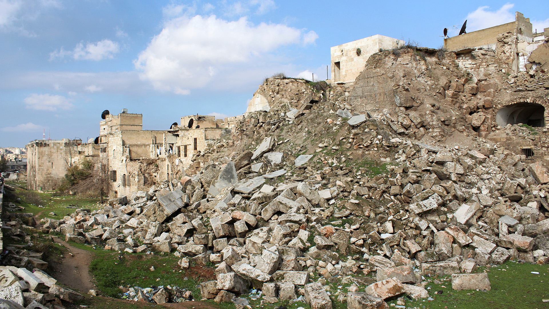 Blick auf Trümmer in der Nähe der alten Zitadelle von Aleppo. | REUTERS