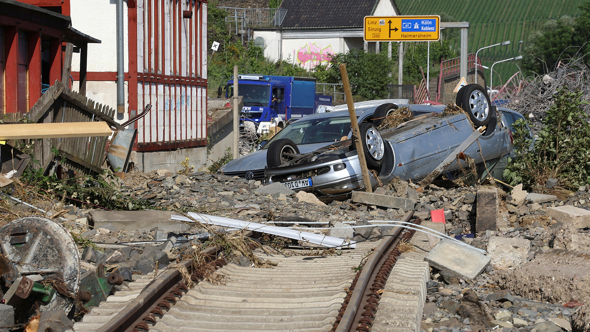 Trümmer und Autowracks sind in Bad Neuenahr-Ahrweiler zu sehen. | REUTERS