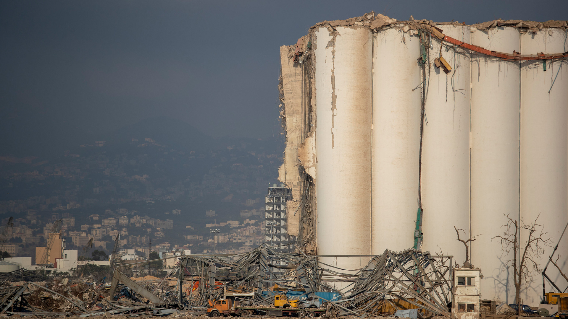 Blick auf die zerstörte Hafenanlage in Beirut | AP