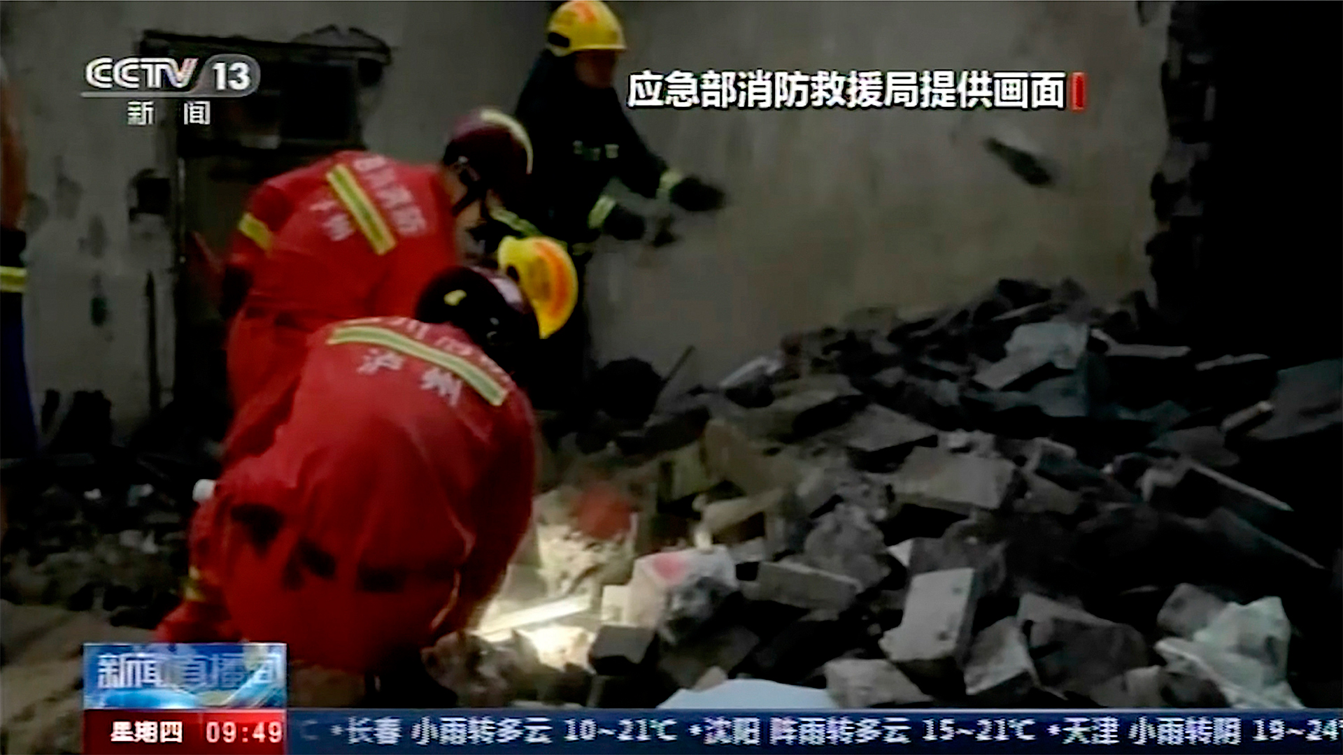 Rettungskräfte suchen nach einem Erdbeben in einem beschädigten Haus im Kreis Luxian in der südwestchinesischen Provinz Sichuan nach Überlebenden. | AP