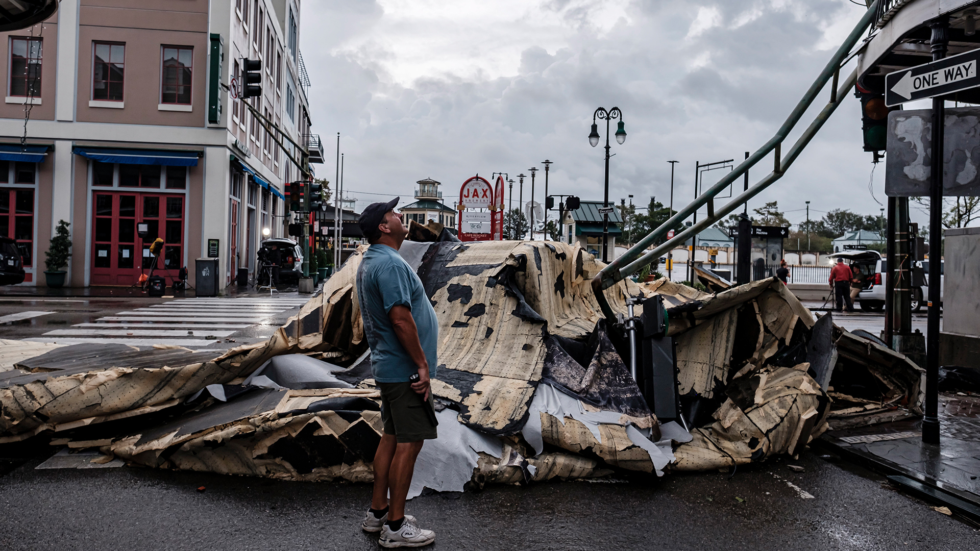 Ein Mann blickt auf ein Stück Dach, das durch den Hurrikan "Ida" von einem Gebäude im French Quarter in New Orleans (Louisiana, USA) abgerissen wurde.  | EPA