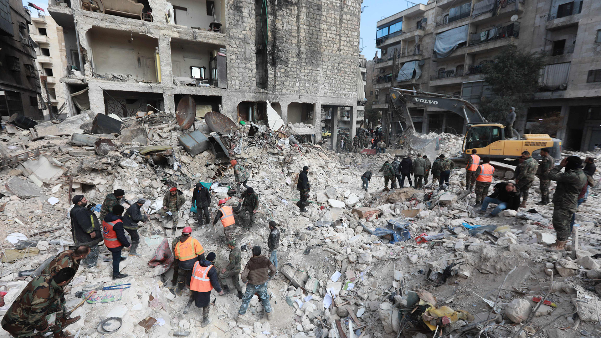 Rettungsteams suchen in Aleppo nach Opfern und Überlebenden. | AFP