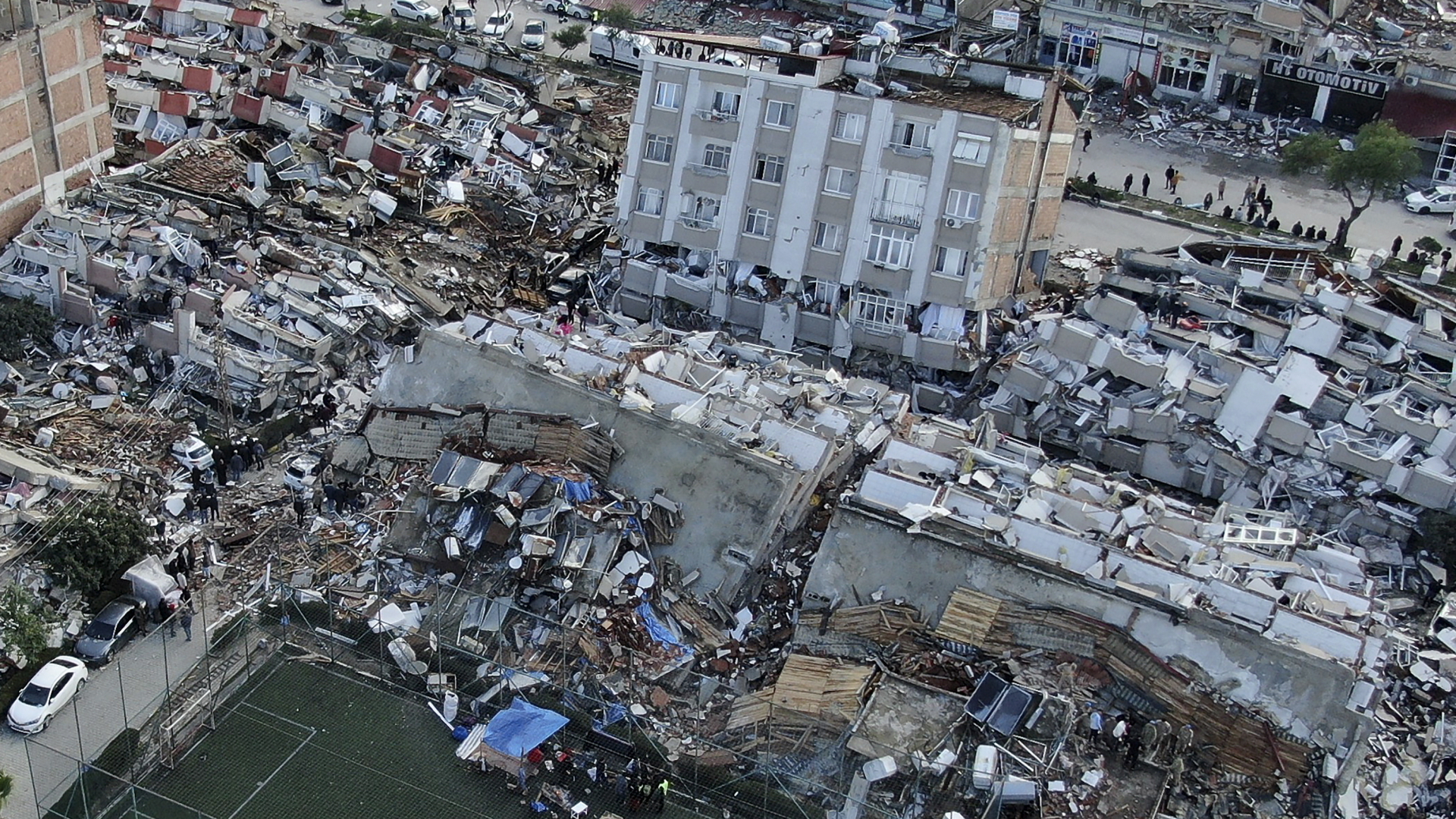 Ein Luftbild zeigt die Trümmer im Stadtzentrum von Hatay, Türkei. | dpa