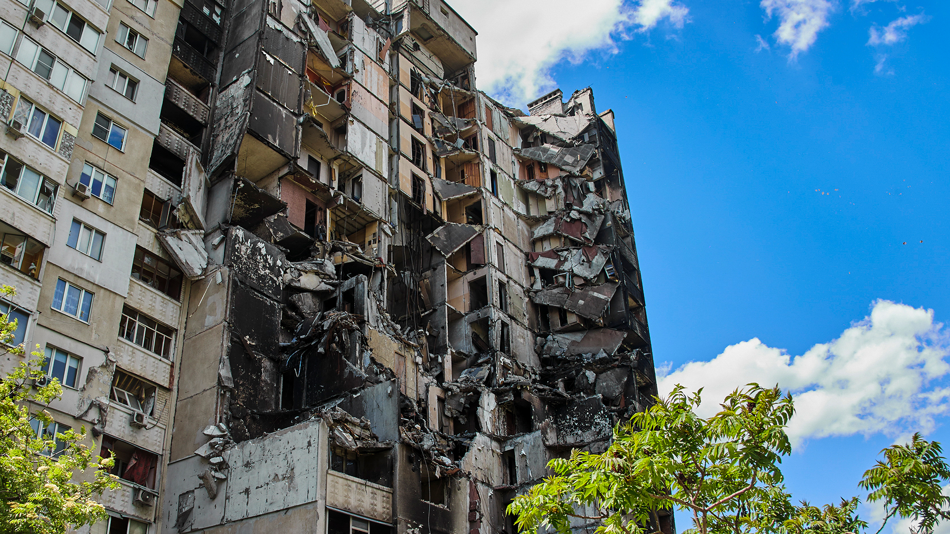 Ein durch Granatenbeschuss teilweise zerstörtes Wohnhaus in Charkiw (Ukraine).