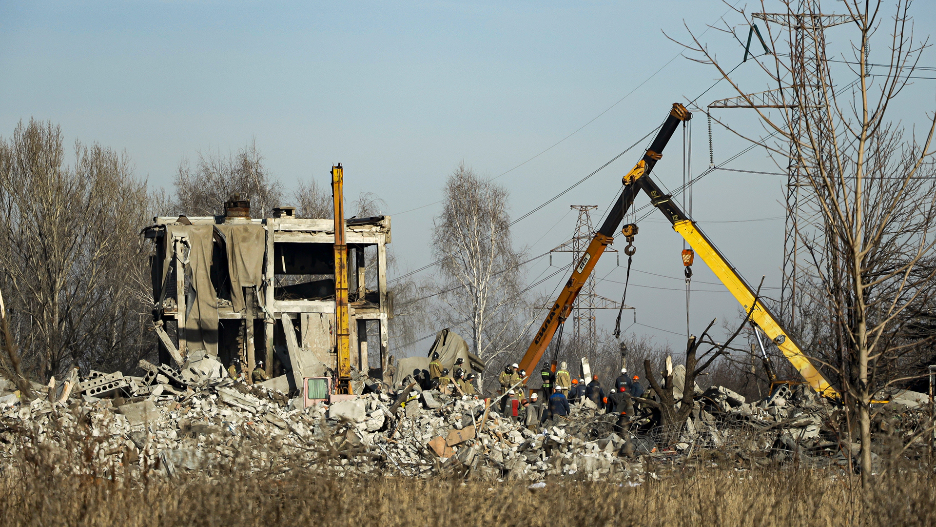 Arbeiter räumen Trümmer nach einem ukrainischen Raketeneinschlag in der von Russland besetzten Stadt Makijiwka weg. | dpa