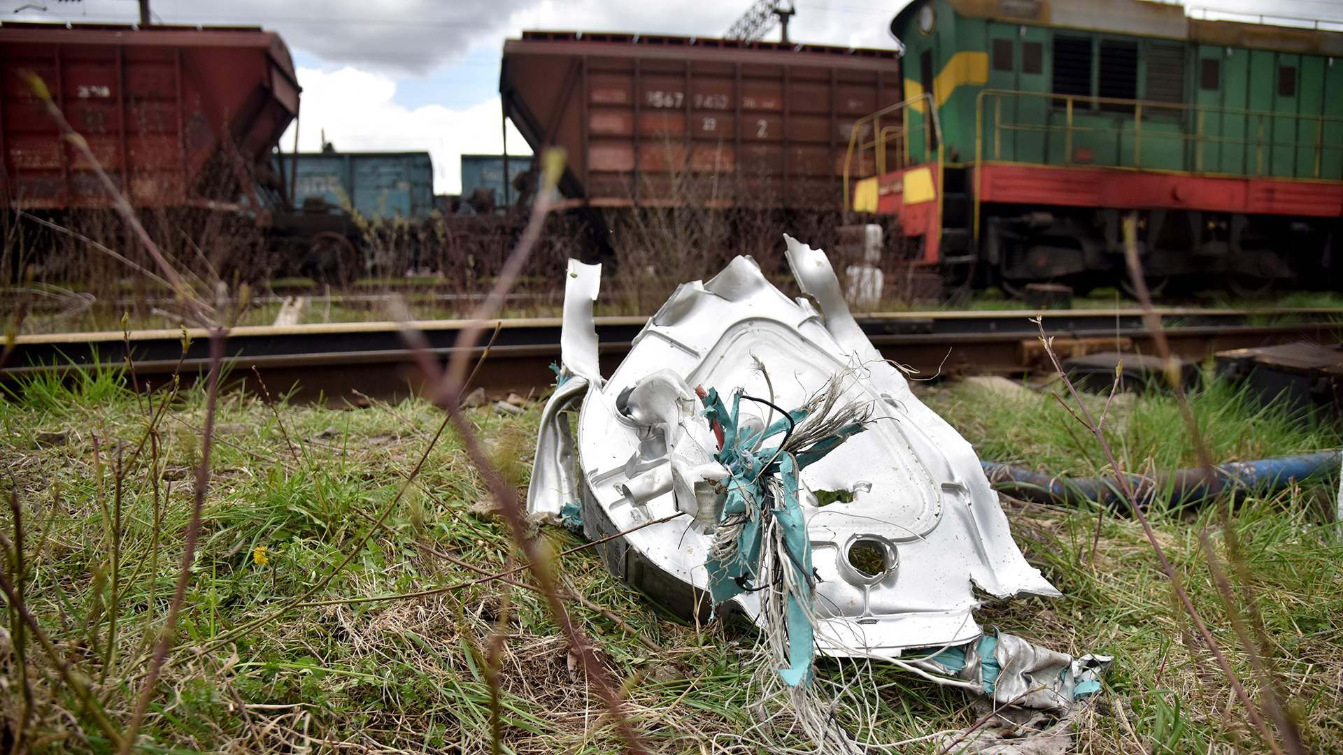 Trümmer einer russischen Rakete liegen in der Region Lemberg (Ukraine) in der Nähe einer Eisenbahnanlage auf dem Boden.