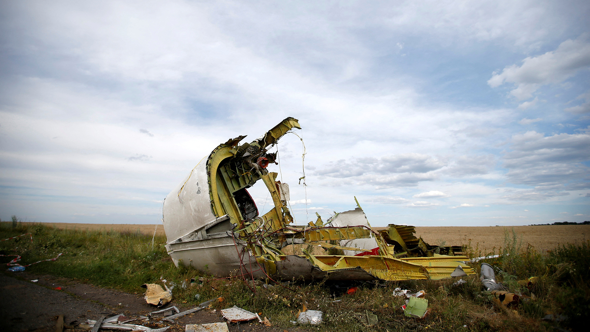 Ein Teil des Wracks ist an der Absturzstelle des Malaysia Airlines Fluges MH17 in der Nähe des Dorfes Hrabove zu sehen. | REUTERS