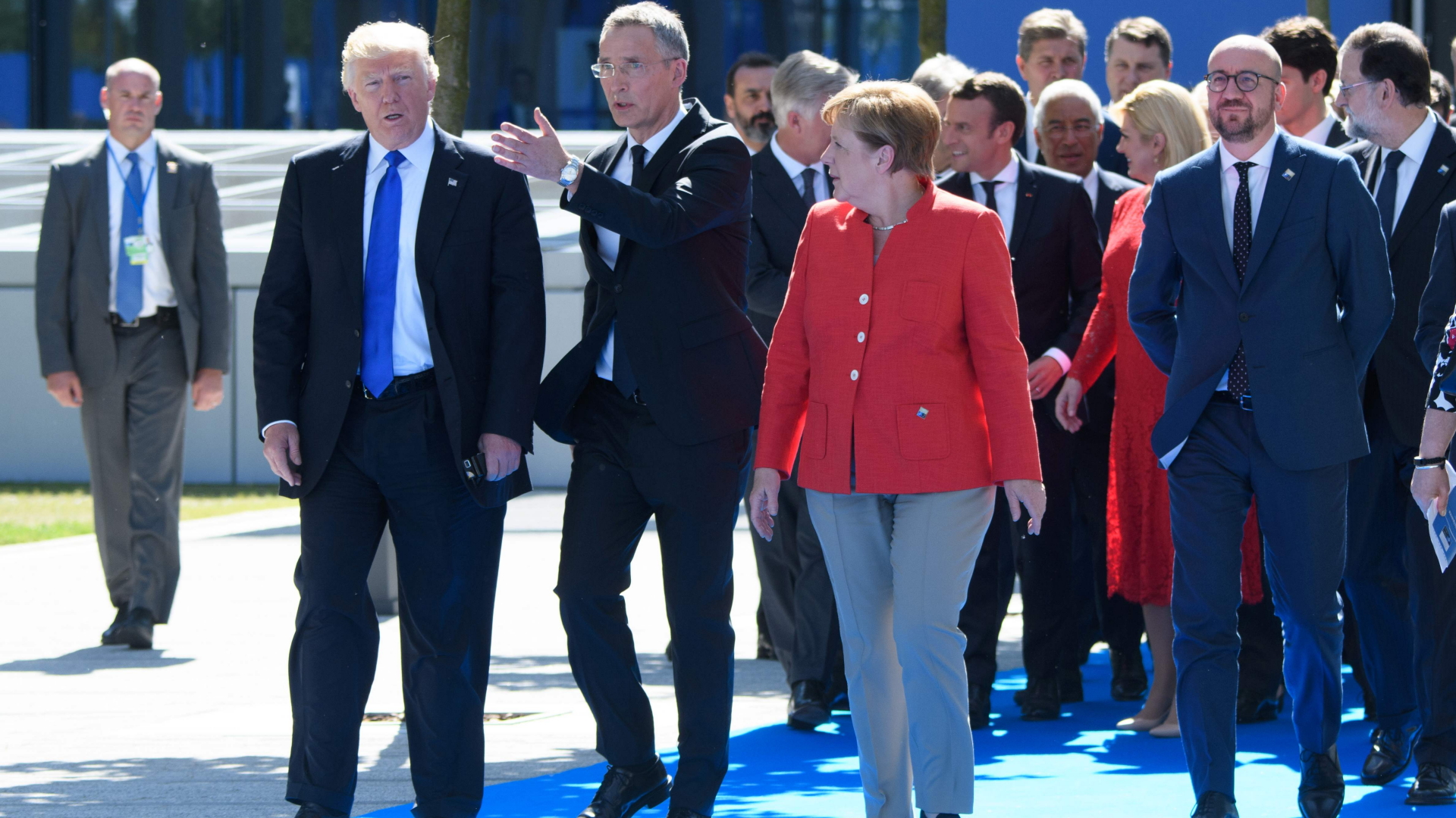 US-Präsident Trump, NATO-Generalsekretär Stoltenberg und Kanzlerin Angela Merkel in Brüssel. | Bildquelle: AFP