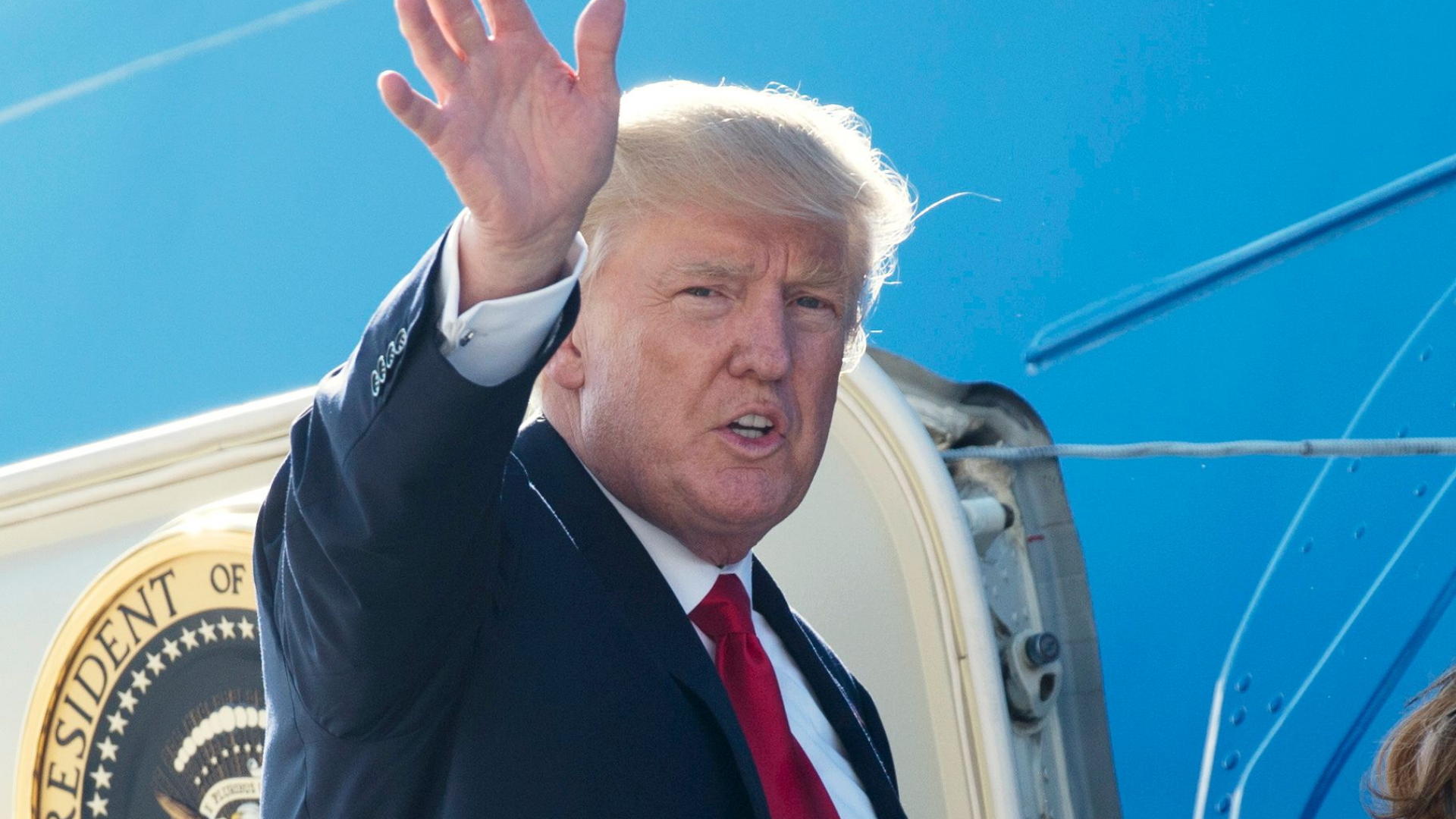 Trump beim Abflug in Hamburg | AFP