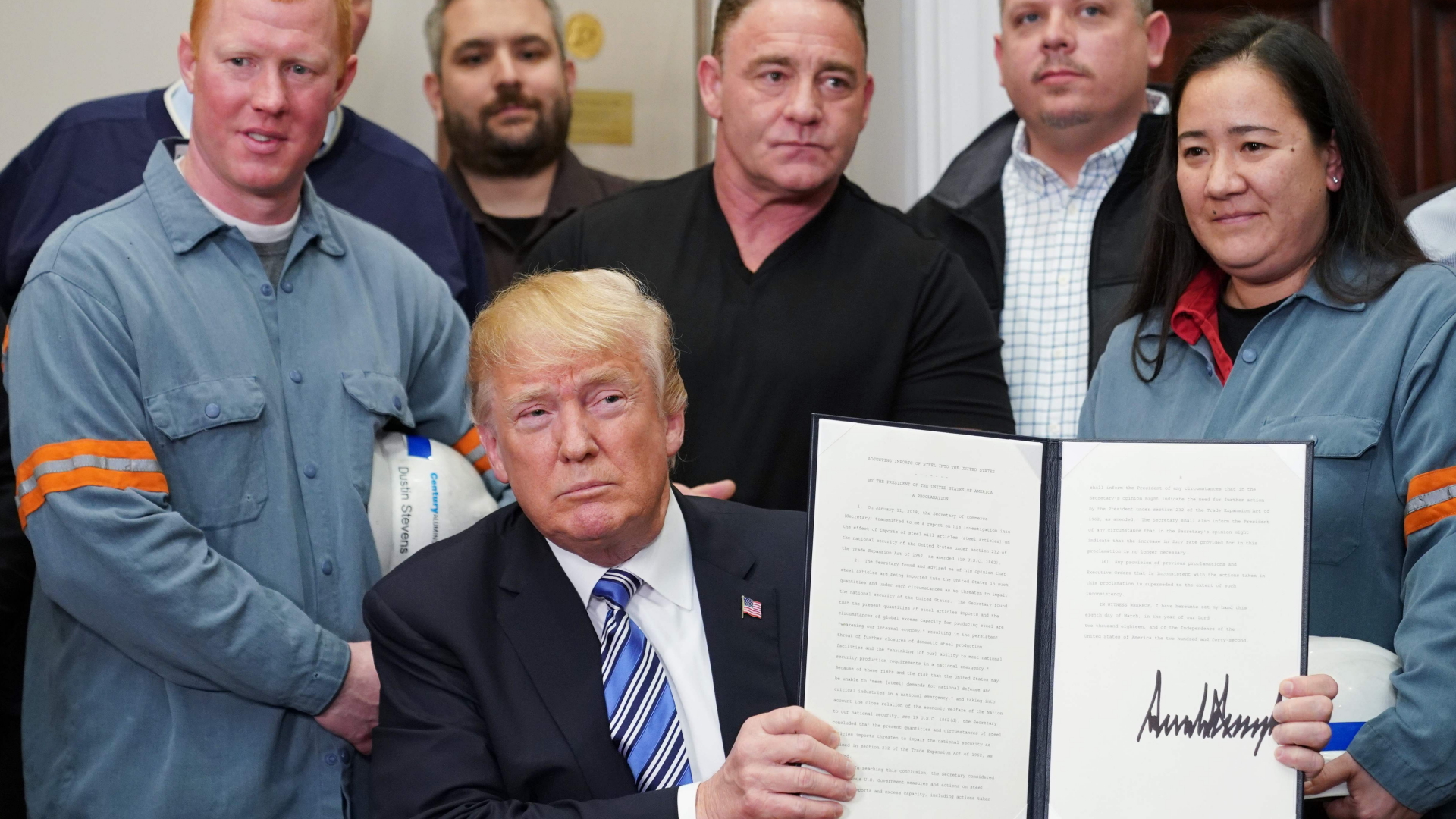 US-Präsident Trump unterzeichnet das Dekret zu Strafzöllen. | AFP