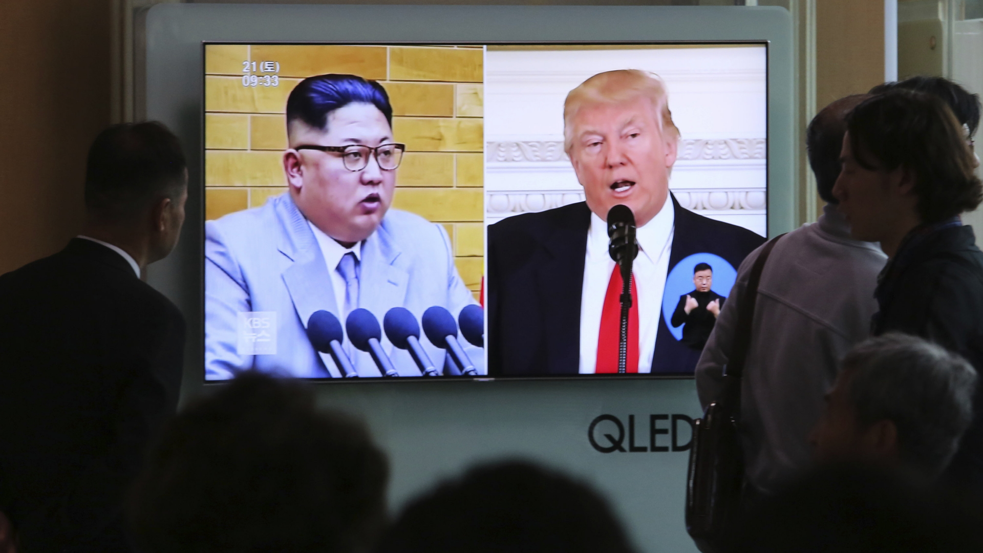 Die Menschen sehen auf einem TV-Bildschirm Archivaufnahmen von US-Präsident Donald Trump und dem nordkoreanischen Führer Kim Jong Un während einer Nachrichtensendung auf dem Seouler Bahnhof.