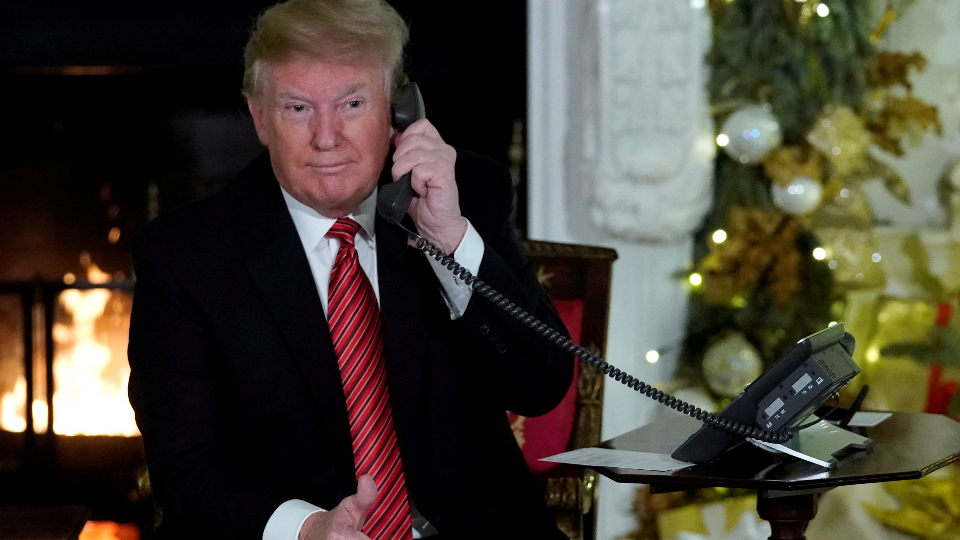 Trump telefoniert und reckt dabei den Daumen nach oben. | REUTERS