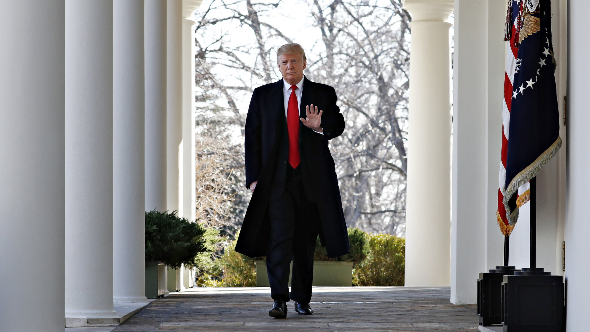US-Präsident Trump winkt auf seinem Weg vom Oval Office in den Rosengarten des Weißen Hauses | Bildquelle: AP