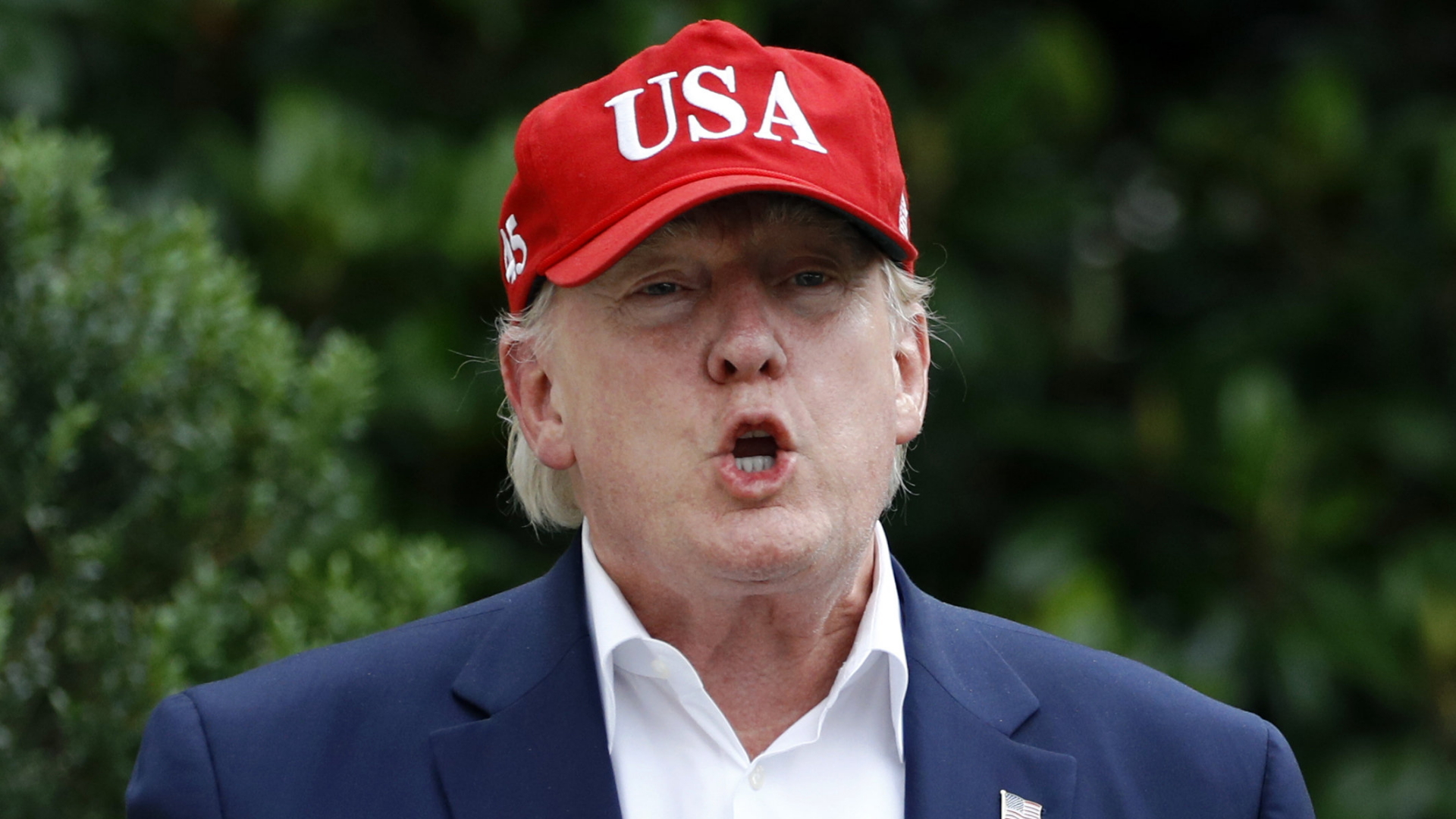 US-Präsident Donald Trump mit einer roten USA-Kappe im Garten des Weißen Hauses. | AP