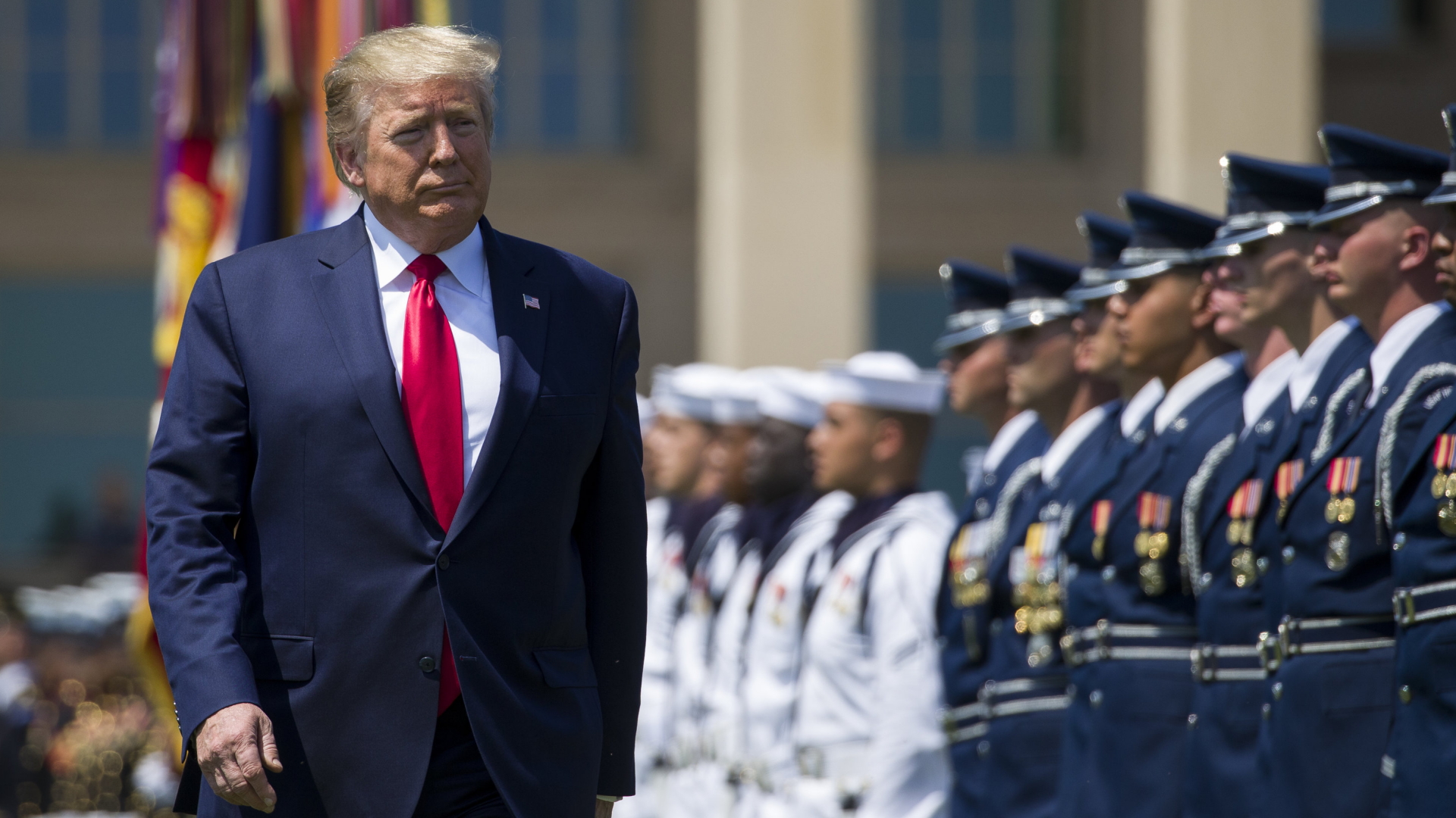 Donald Trump mit Soldaten am Pentagon | AP