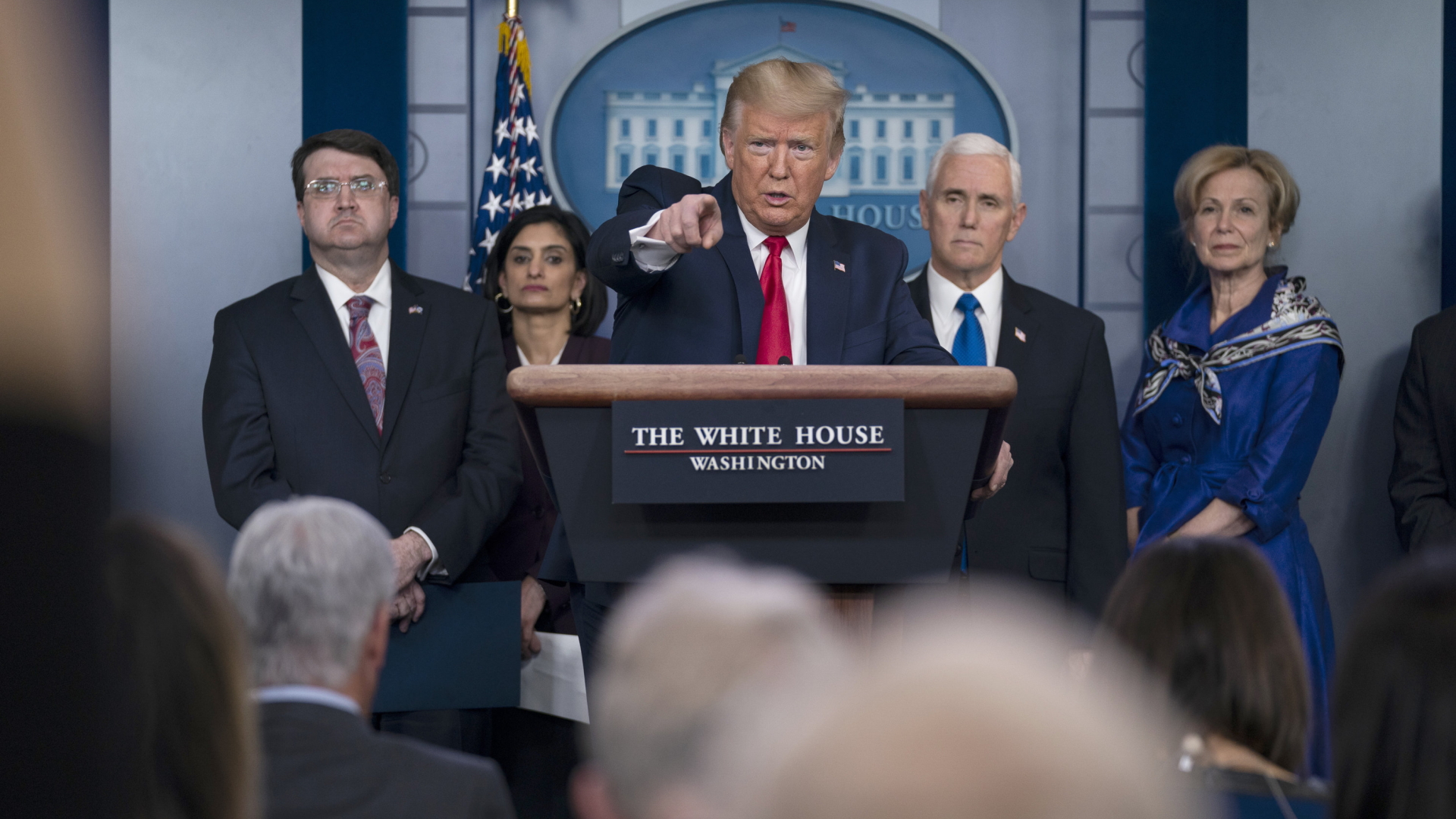 US-Präsident Trump gestikuliert bei einer Pressekonferenz zum Kampf gegen das Coronavirus. | AP