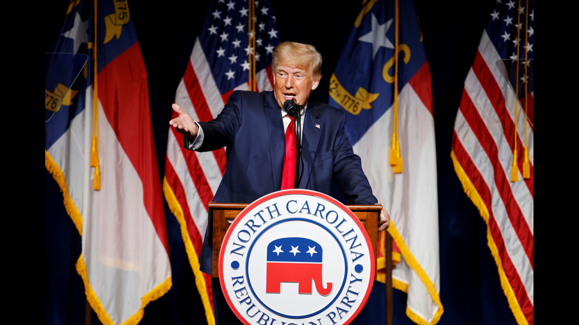 Donald Trump auf dem Podium bei einer Rede auf dem Parteitag der Republikaner in Greenville. | REUTERS