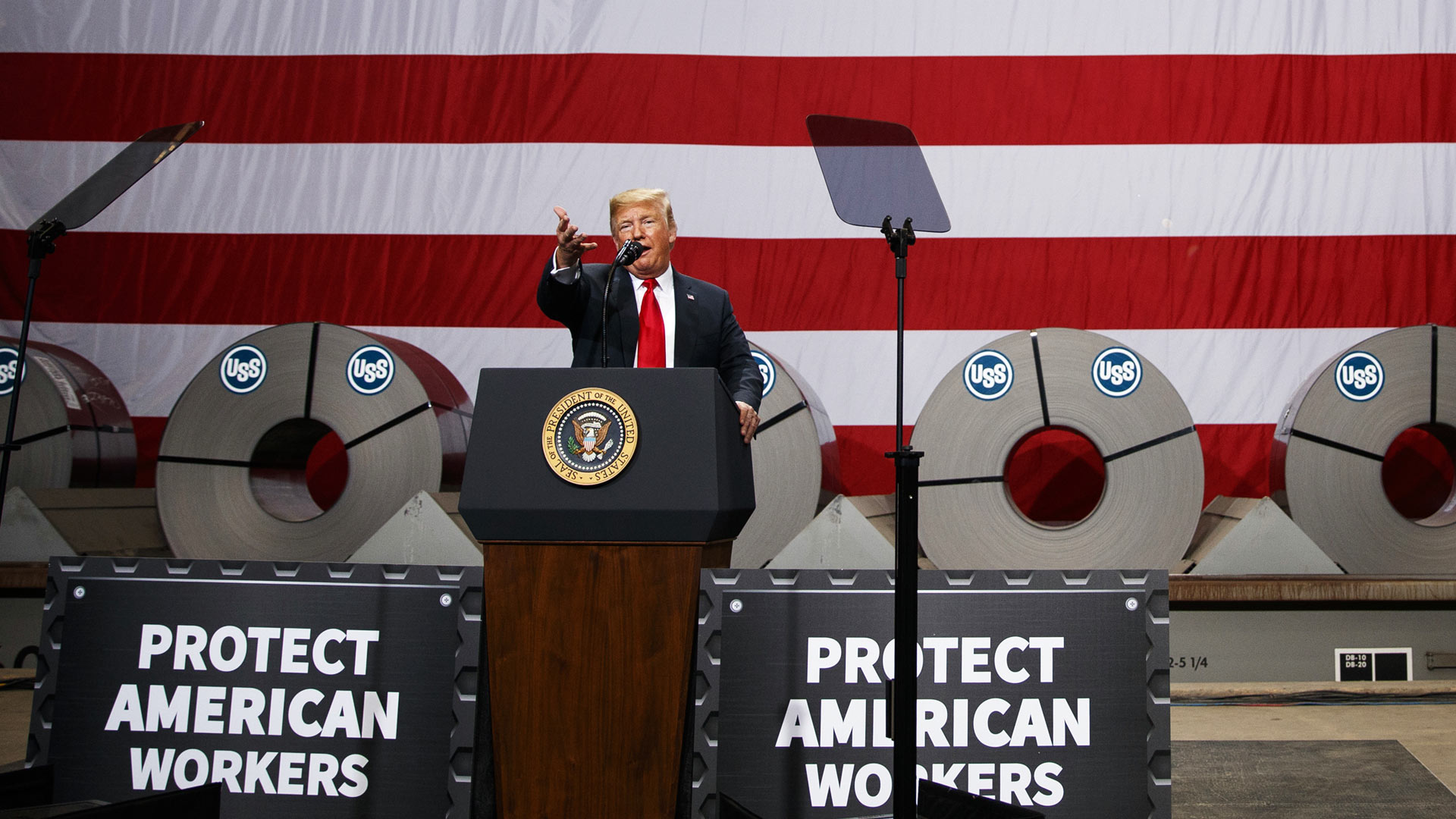 US-Präsident Donald Trump 2018 im Granite City Works Steel Coil Warehouse. | picture alliance/dpa