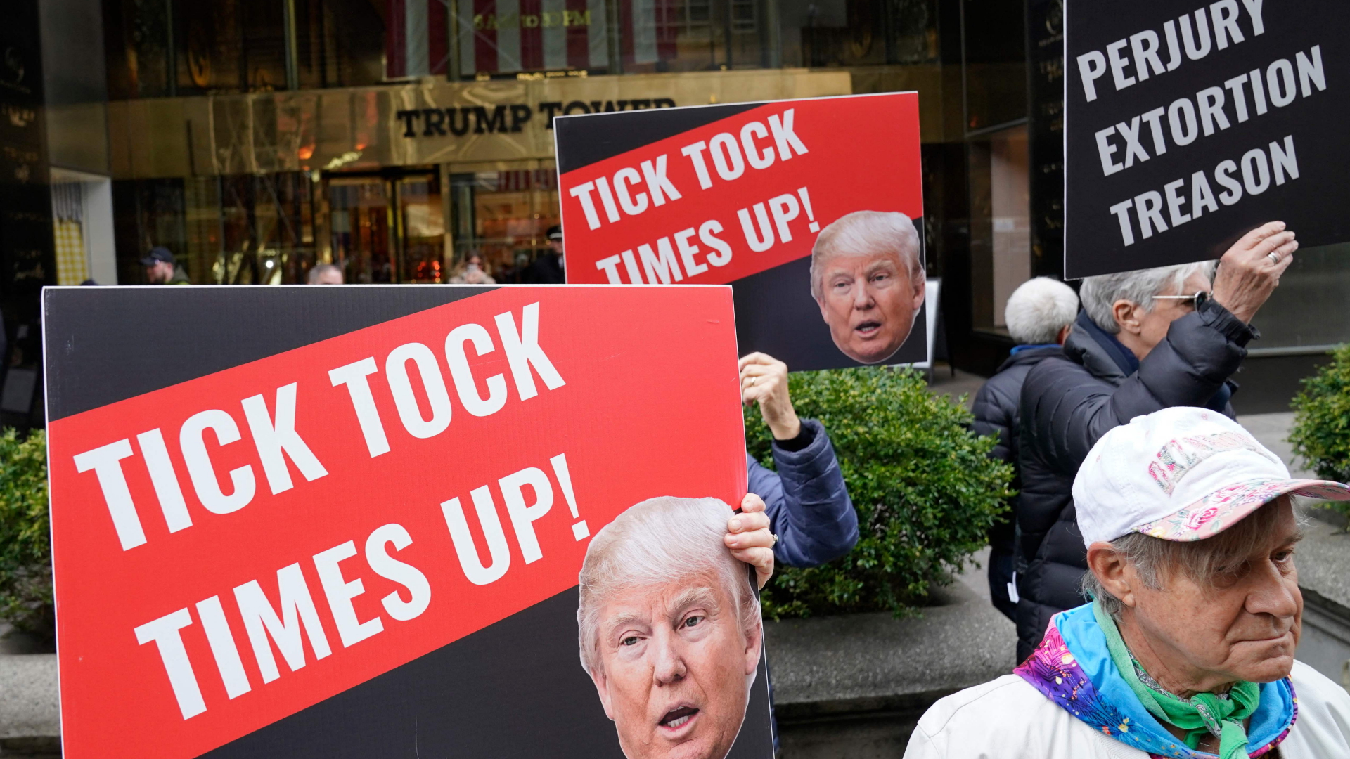 Demonstranten halten vor dem Trump Tower in New York Protestschilder gegen Donald Trump hoch.