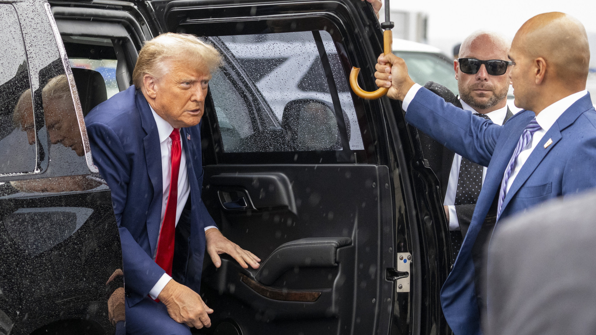 Donald Trump steigt aus dem Auto.