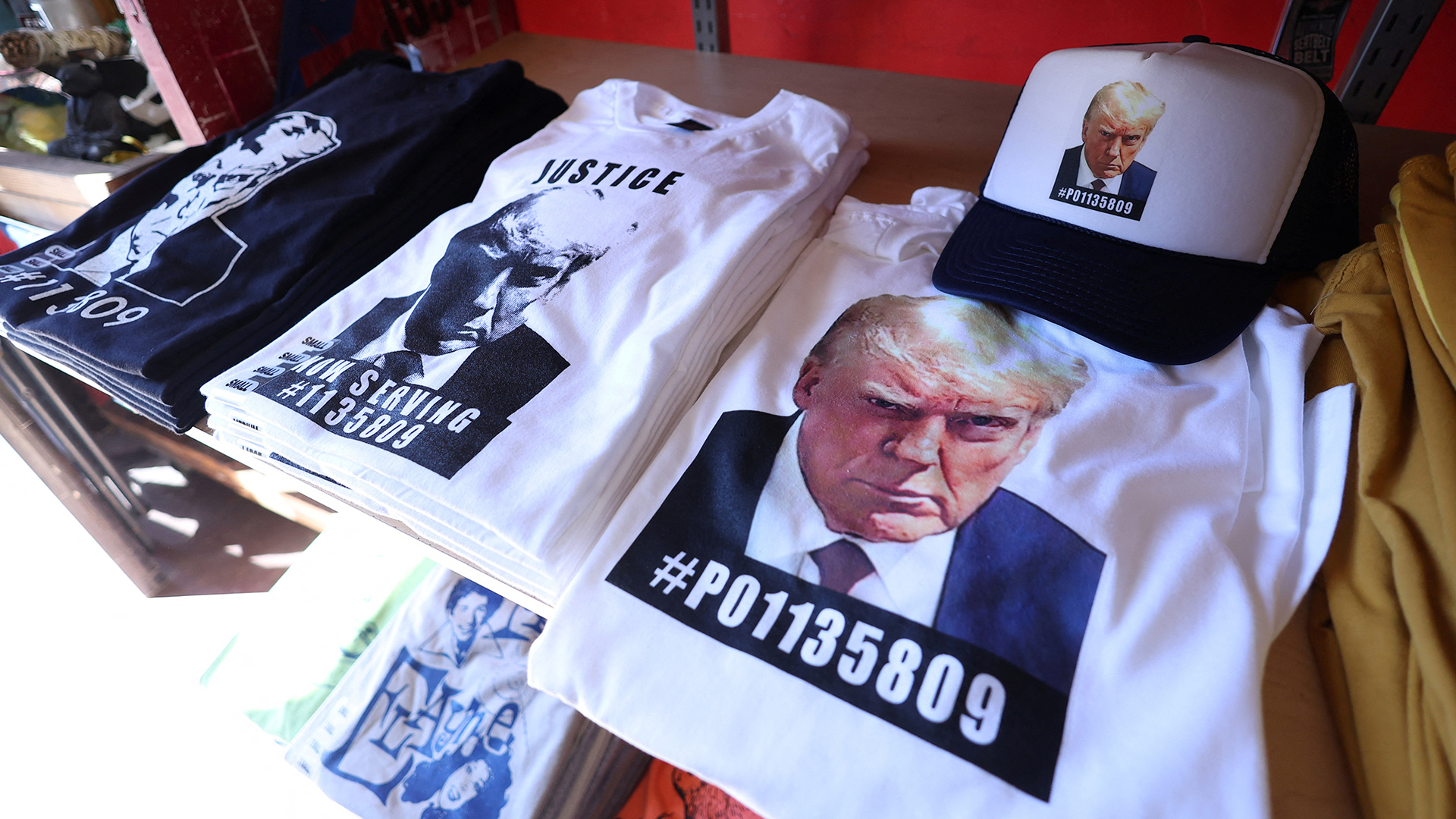 T-Shirts mit einem Aufdruck von Donald Trump in einem T-Shirt Geschäft