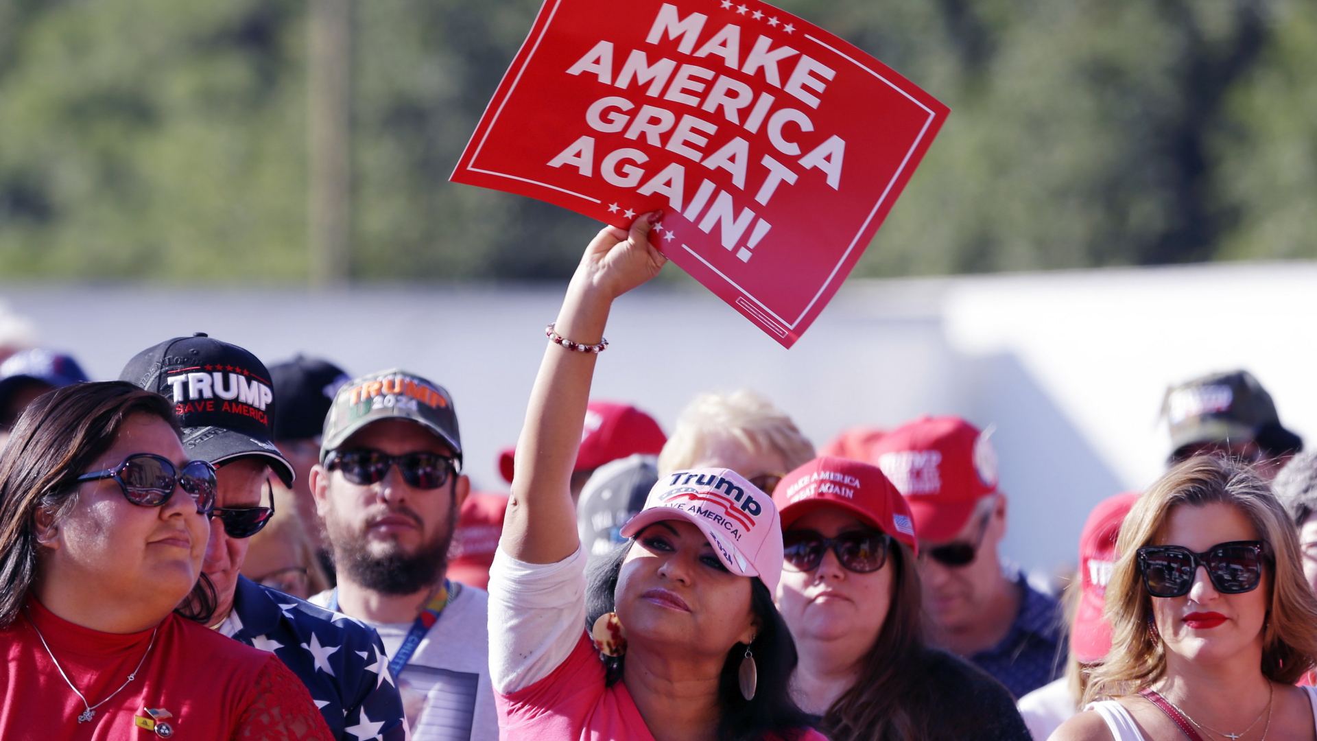 Anhänger von Trump mit einem "Make America Great Again!"-Schild