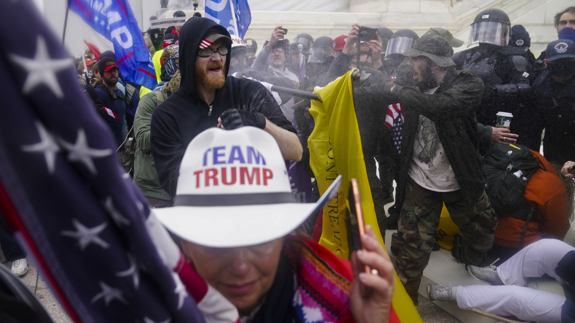 Einsatzkräfte und Trump-Anhänger vor dem Kapitol. | dpa
