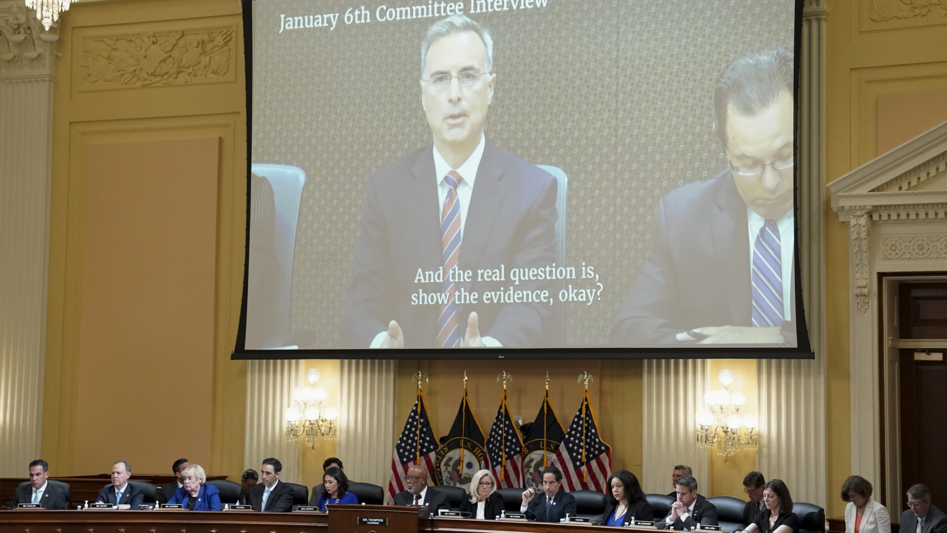 Pat Cipollone ist auf einer Leinwand zu sehen, als er in eine Anhörung des Untersuchungssausschusses des US-Kongress zum Angriff auf das Kapitol geschaltet ist. | AP