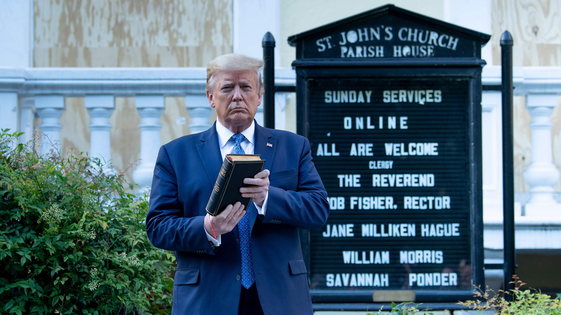 Präsident Trump hält mit beiden Händen eine Bibel.