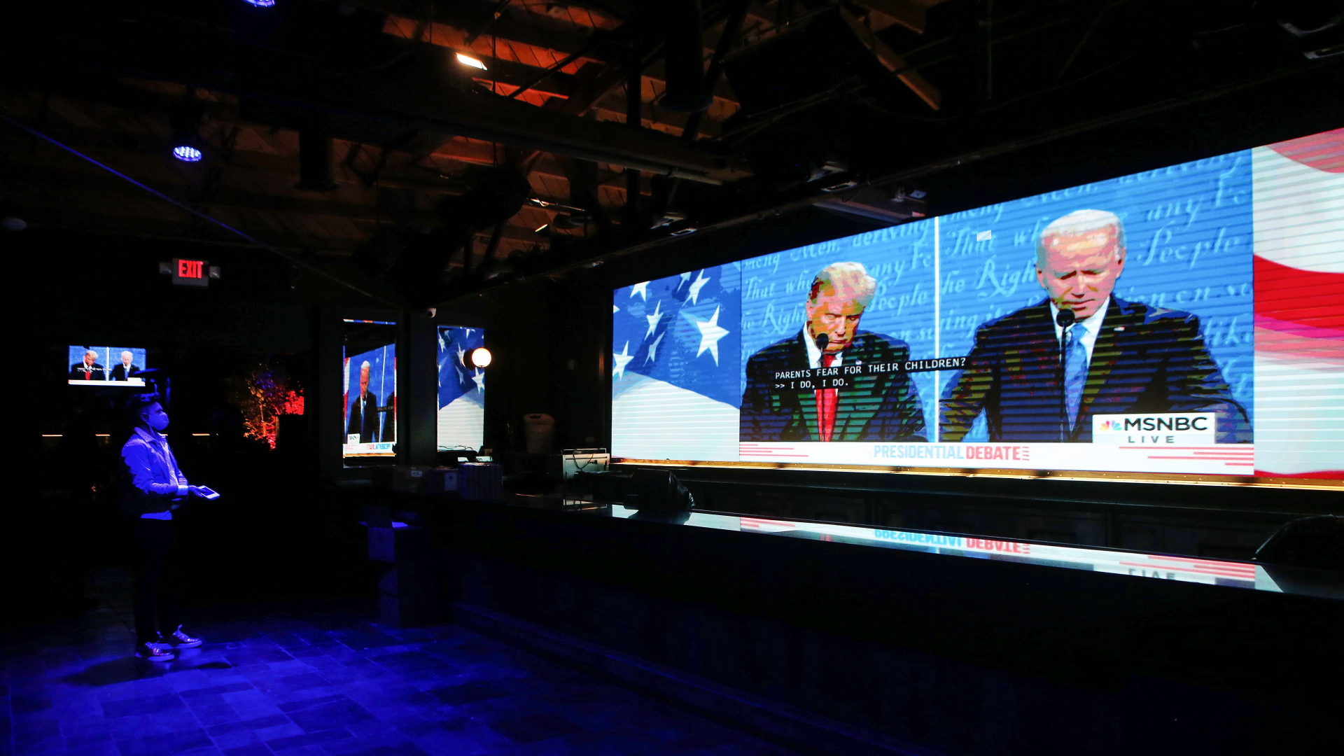 Das TV-Duell zwischen Joe Biden und Donald Trump läuft in einer Bar in los Angeles | Bildquelle: AFP