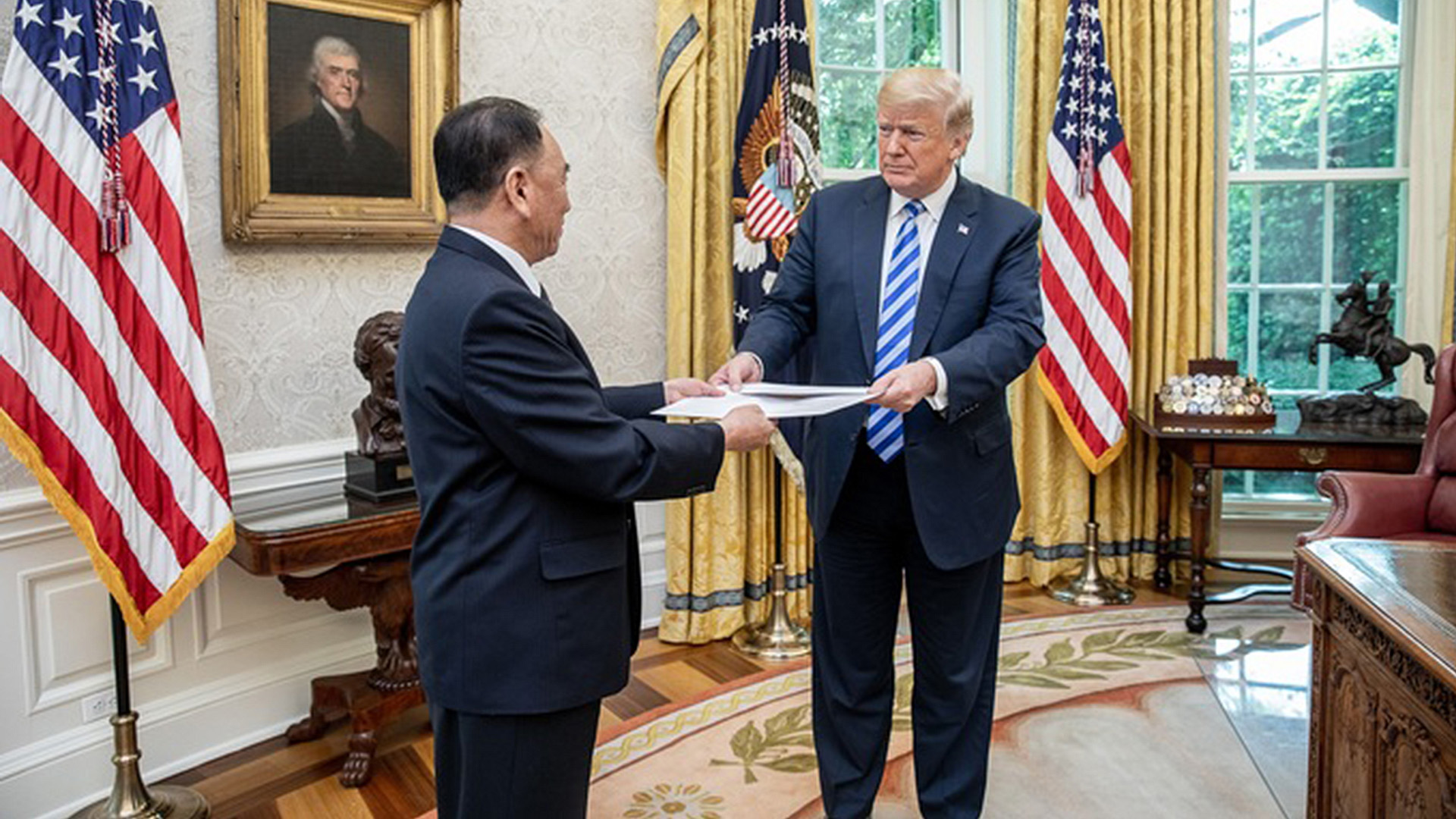 Trump erhält einen Brief von Nordkoreas Machthaber Kim, überreicht von Kim Yong-chol.  | picture alliance / Newscom