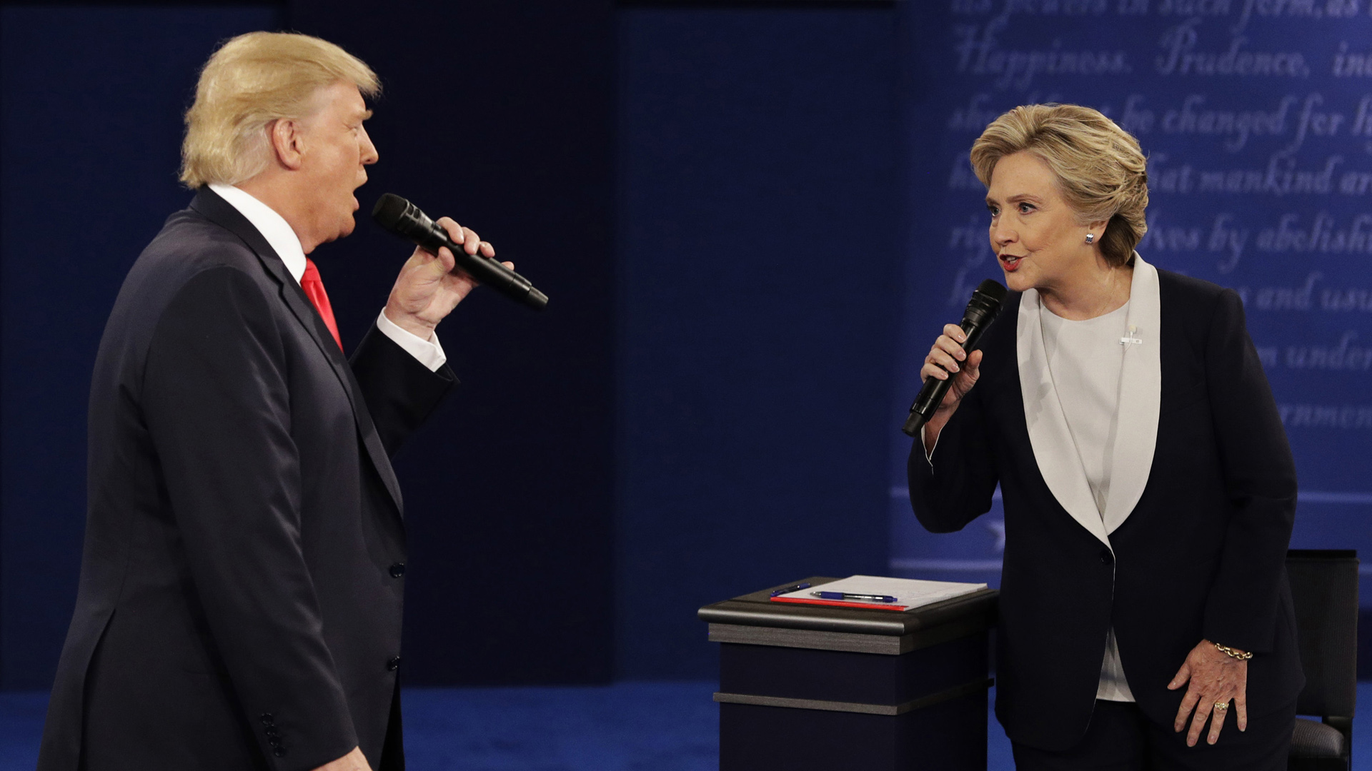 Trump und Clinton während einer Debatte im Oktober | AP