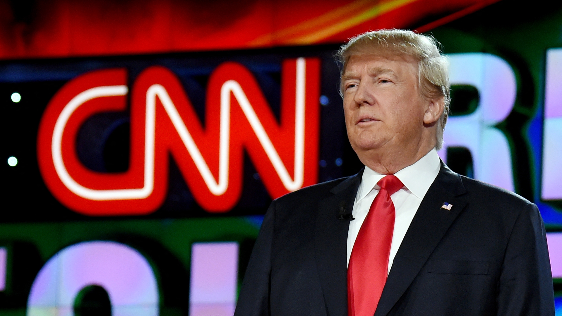 Donald Trump vor einem CNN-Logo.