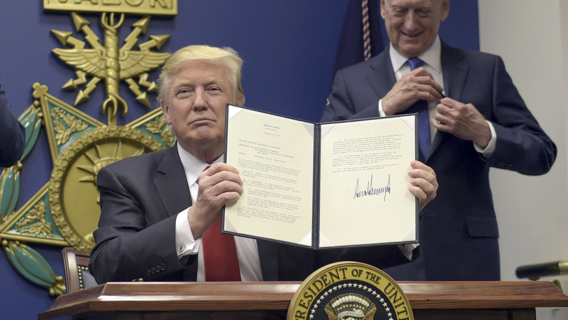 Trump unterzeichnet ein Dekret, das Muslimen die Einreise erschwert. | dpa