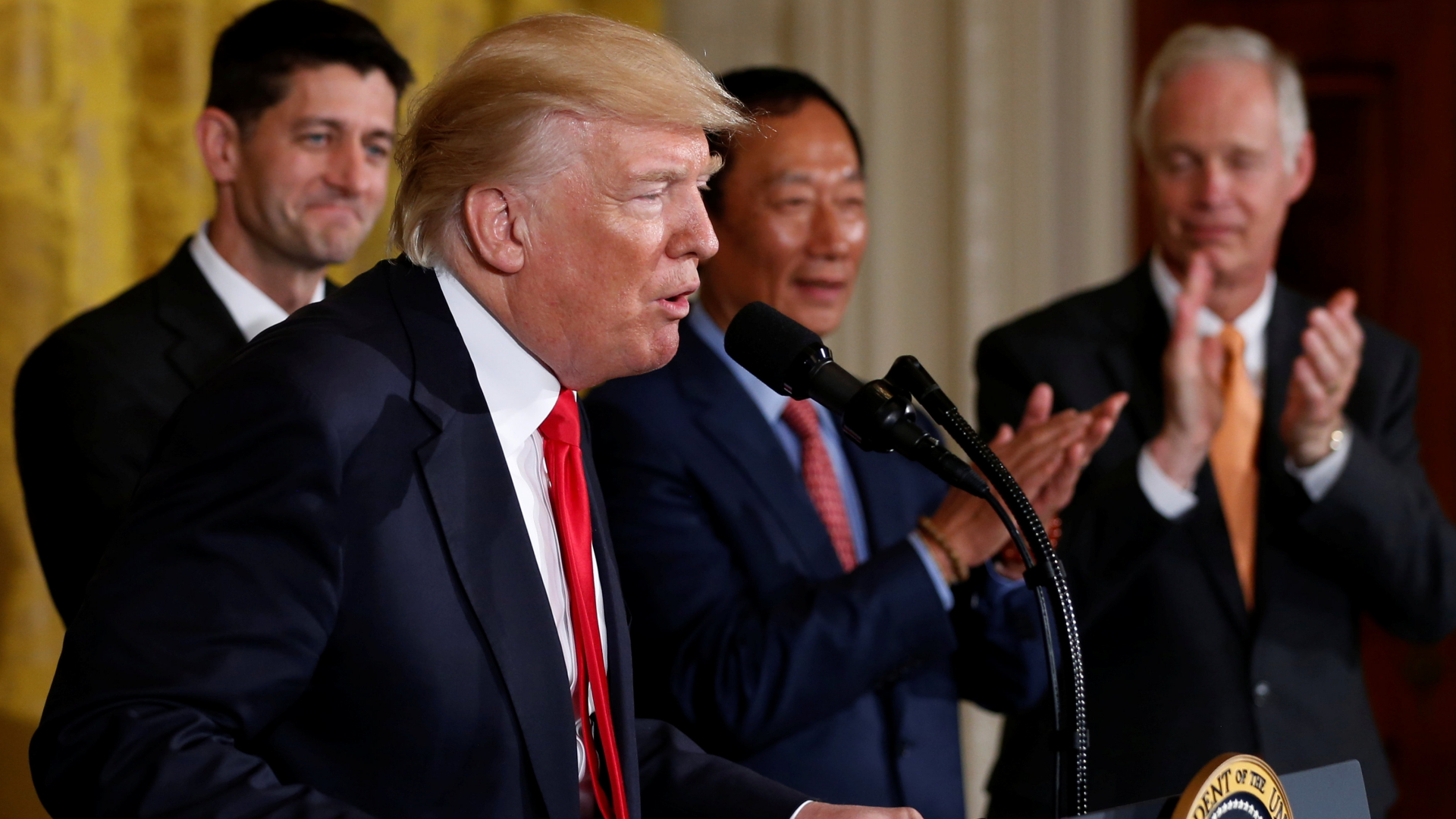 US-Präsident Trump gibt in Anwesenheit von Paul Ryan (li.) und Foxconn-Chef Terry Gou (2. von re.) den Fabrikbau bekannt. | REUTERS