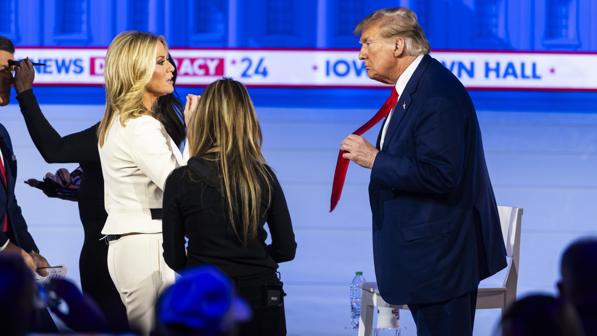 Ex-Präsident Trump spricht während einer Pause mit Fox-News-Moderatorin  Martha MacCallum.