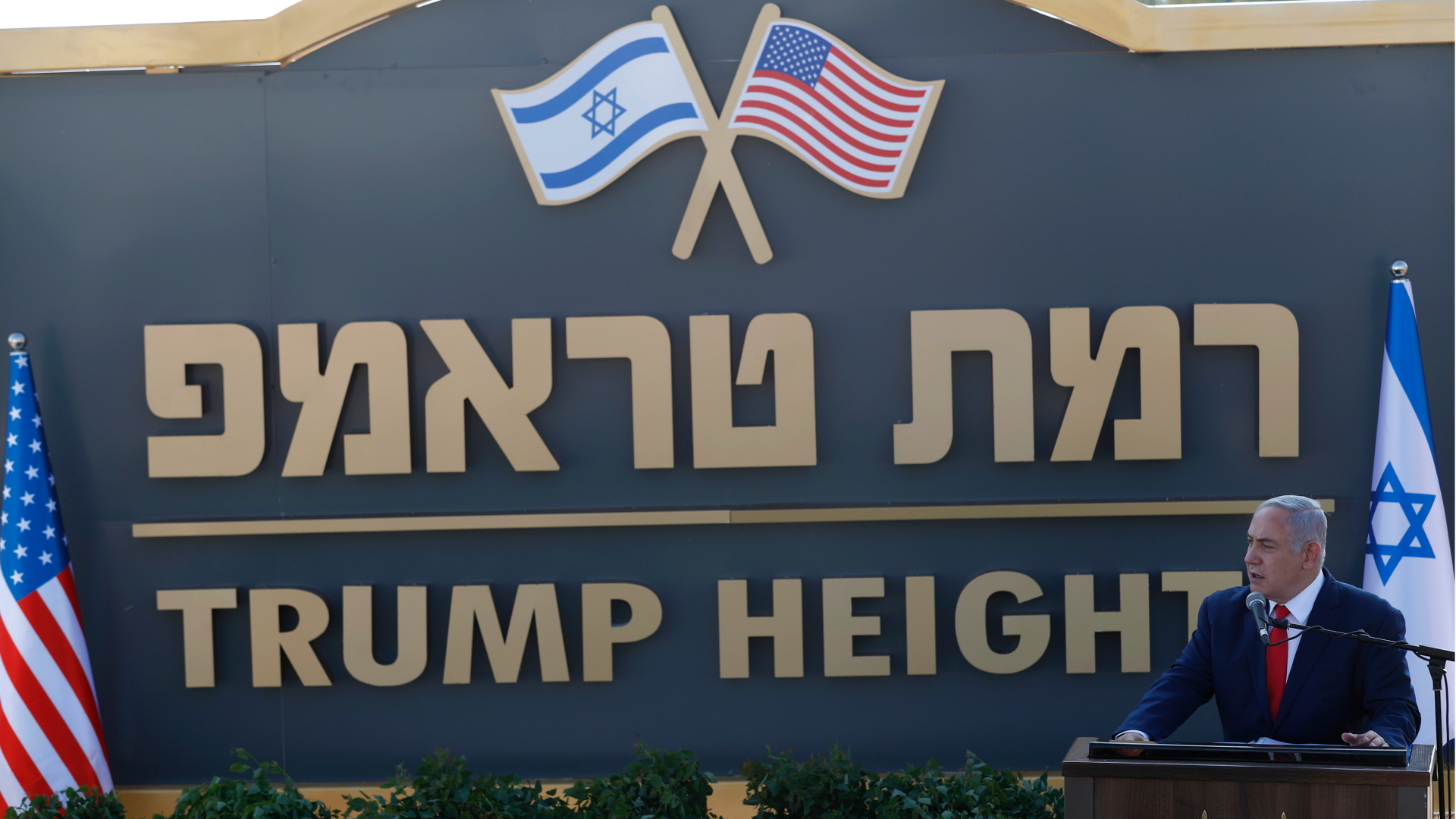 Benjamin Netanyahu redet vor dem Ortsschild "Trump Höhen" | ATEF SAFADI/EPA-EFE/REX