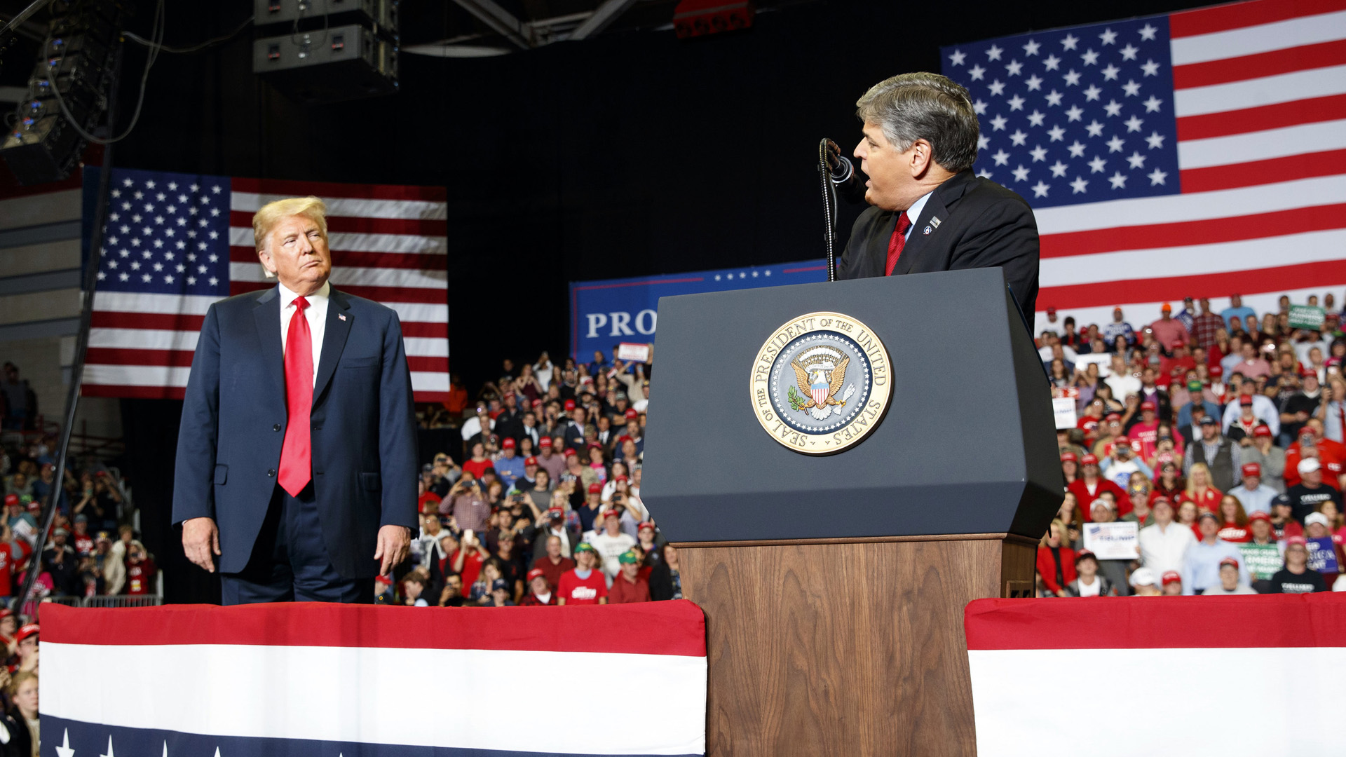 Trump und Hannity bei der Wahlkampfveranstaltung in Missouri | Bildquelle: AP