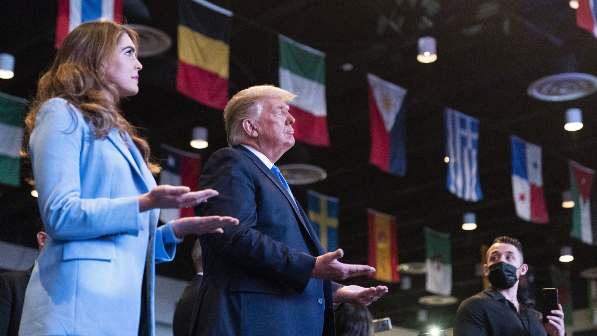 US-Präsident Donald Trump und seine Beraterin Hope Hicks nehmen an einem Gottesdienst in Las Vegas teil. | AP