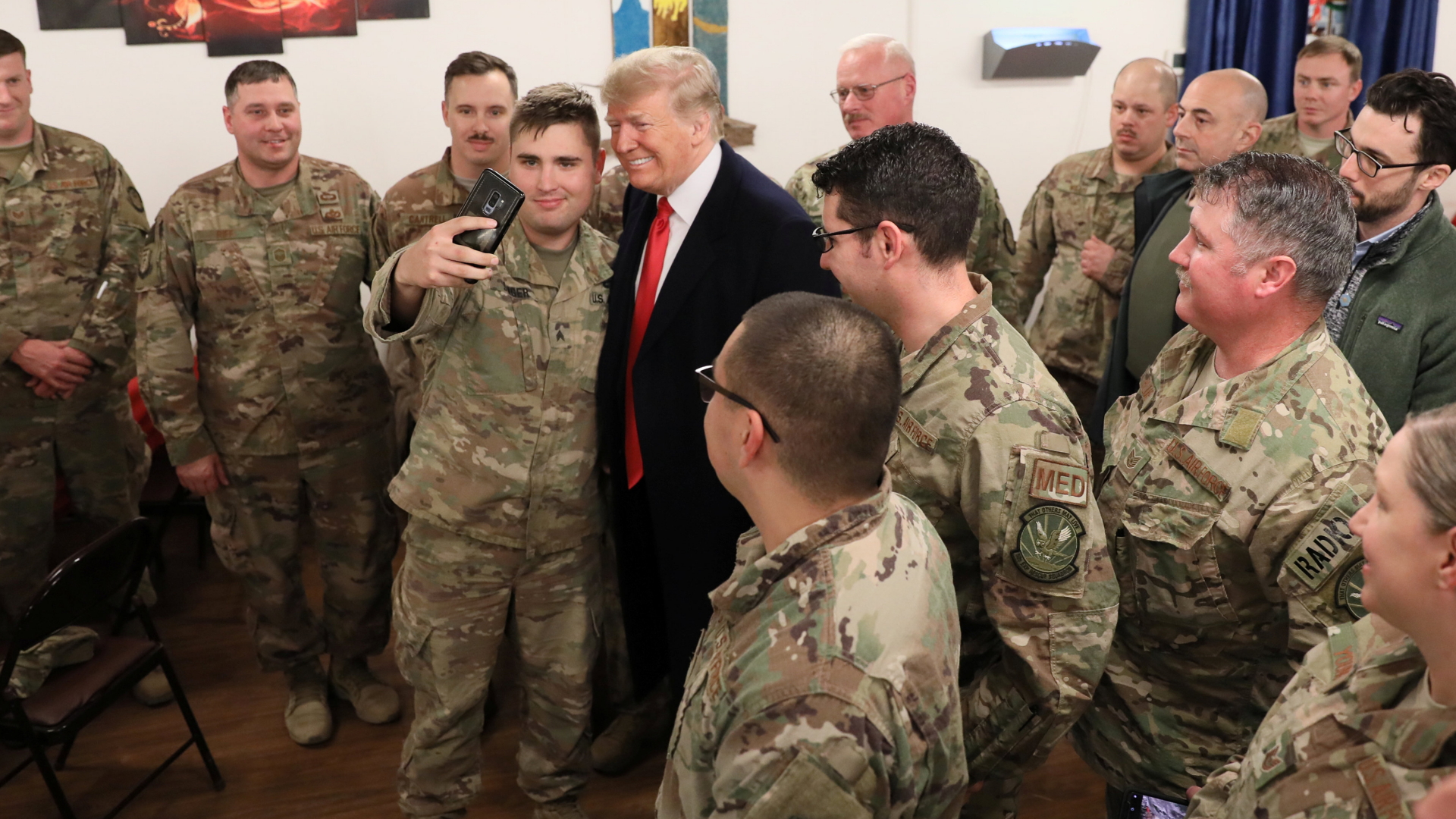 Ein US-Soldat im Irak macht ein Selfie mit Donald Trump. | Bildquelle: REUTERS